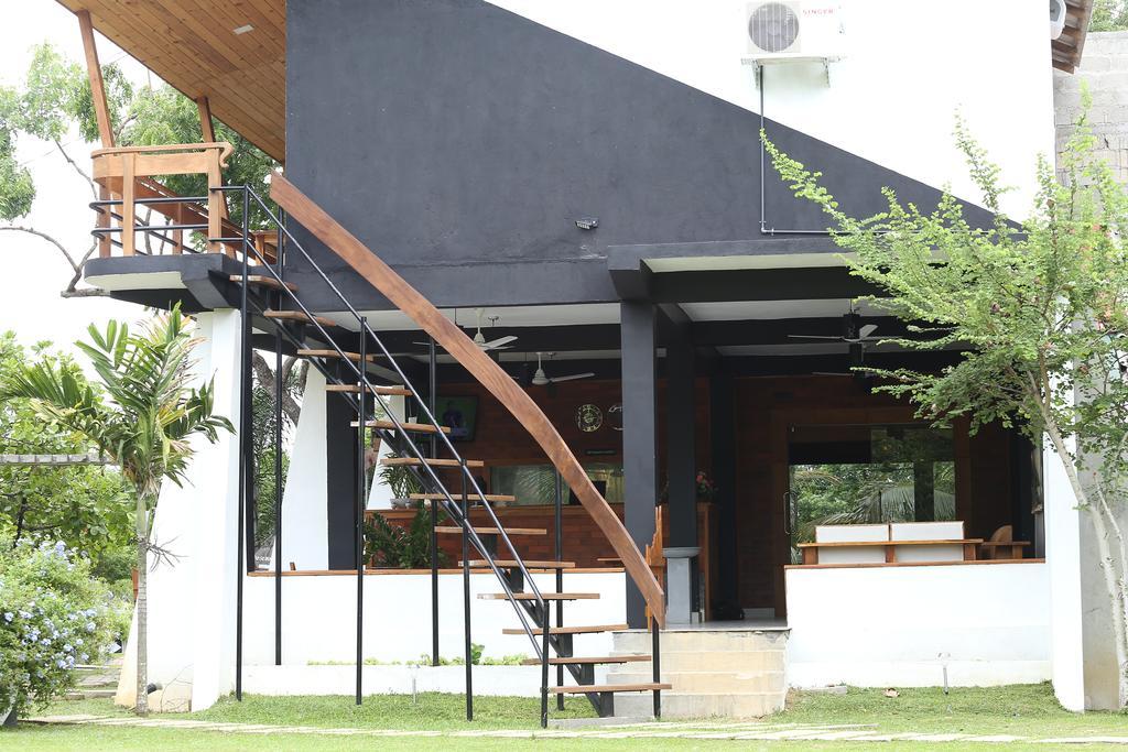 Eco Hotel Black & White - Anuradhapura Mihintale Esterno foto