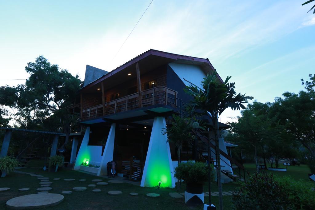 Eco Hotel Black & White - Anuradhapura Mihintale Esterno foto
