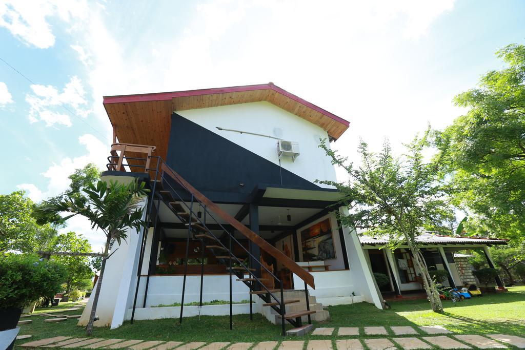 Eco Hotel Black & White - Anuradhapura Mihintale Esterno foto