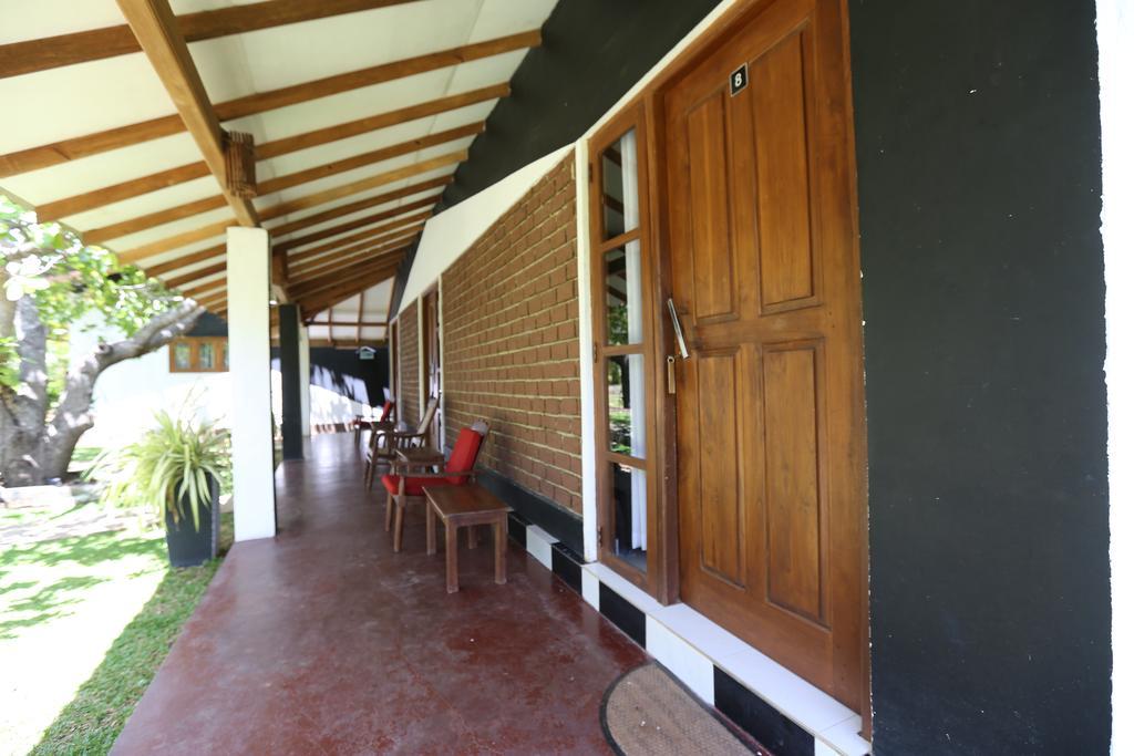 Eco Hotel Black & White - Anuradhapura Mihintale Esterno foto