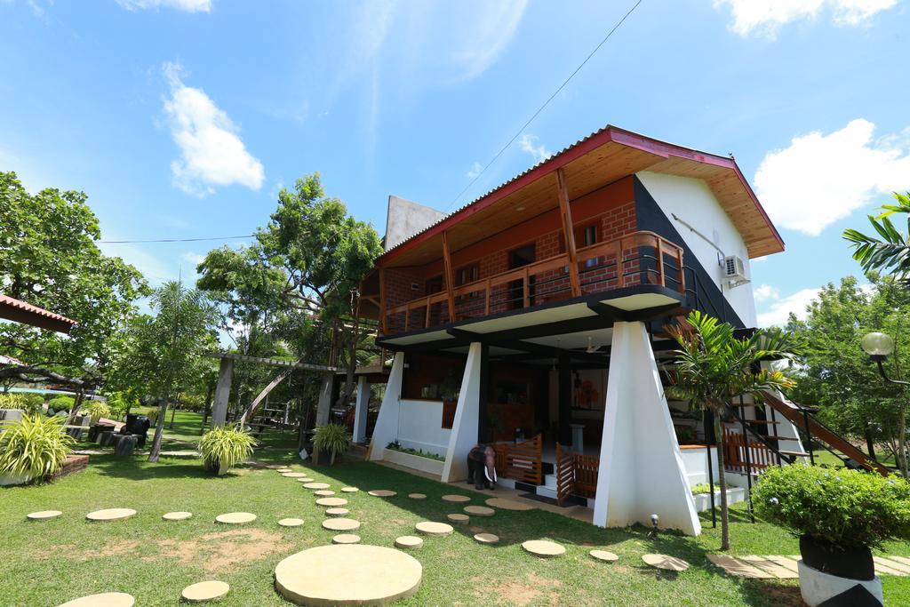 Eco Hotel Black & White - Anuradhapura Mihintale Esterno foto