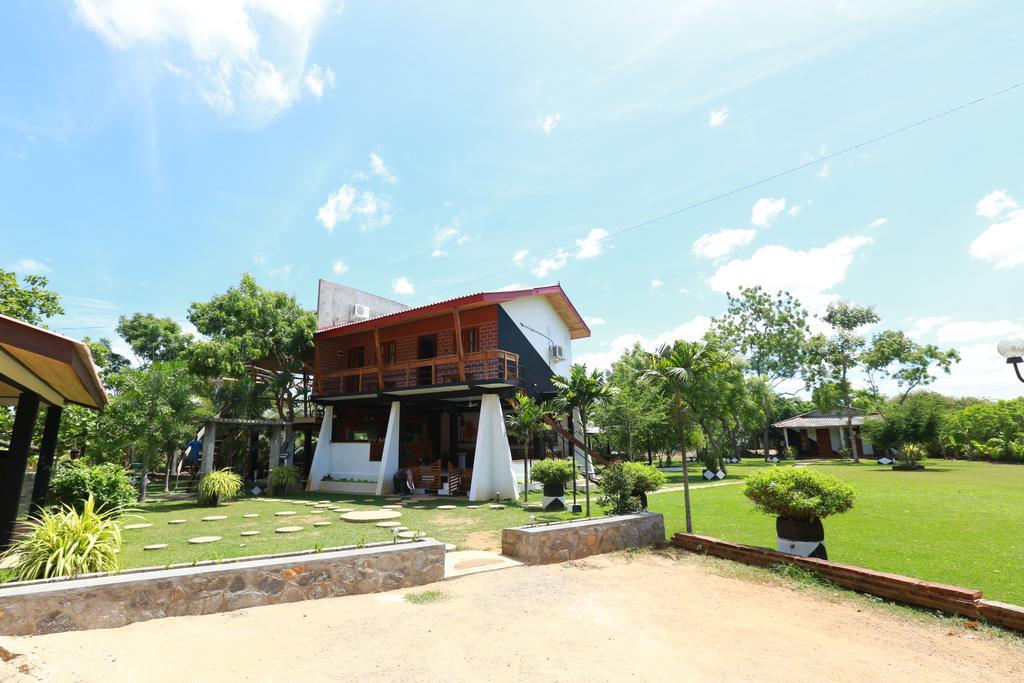 Eco Hotel Black & White - Anuradhapura Mihintale Esterno foto