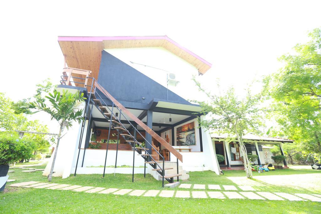 Eco Hotel Black & White - Anuradhapura Mihintale Esterno foto